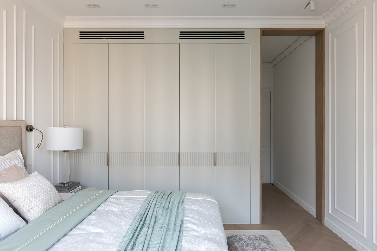 Фотография: Спальня в стиле Классический, Современный, Квартира, Проект недели, Москва, 3 комнаты, Более 90 метров, Алена Чмелева, Art Concept – фото на INMYROOM