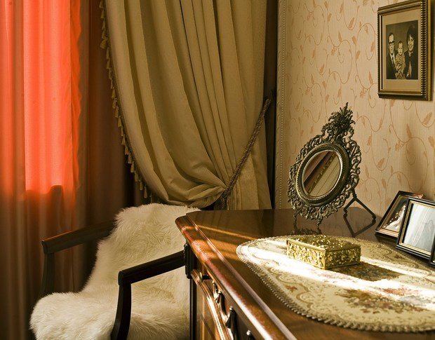 Интерьер спальни в классическом стиле с элементами винтажа