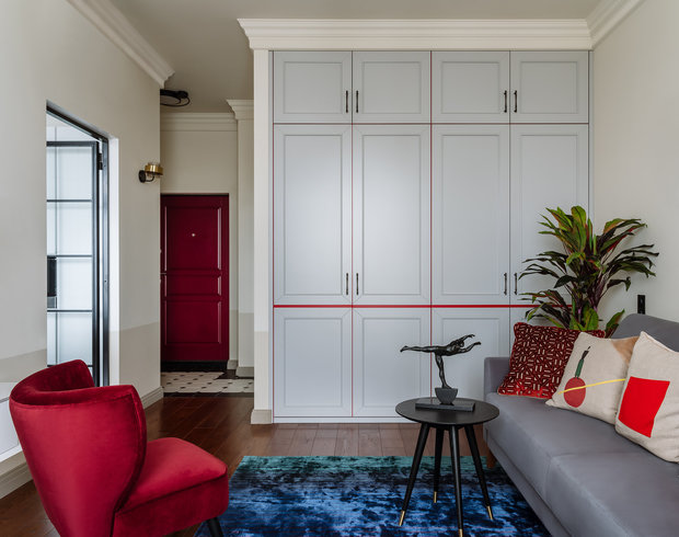 В интерьере использовали разную геометрию карнизов в кухне и гостиной. Оба сложные, но со схожими орнаментальными рисунками. В гостиной благодаря вертикальным линиям смогли «поднять» потолок и облегчить пространство в целом.