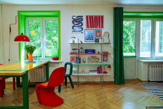 Оконные откосы покрасили в яркий салатовый цвет, а широкие подоконники стали дополнительными местами для хранения.