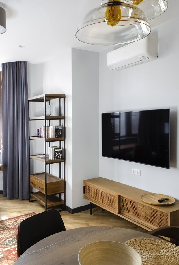 В письменном столе в эркере возле окна предусмотрена пара маленьких ящичков для документов, а рядом по желанию заказчика размещена этажерка с открытыми полками, где могут храниться и книги в небольшом количестве, а также малогабаритный этнический декор, привезенный из-за границы.