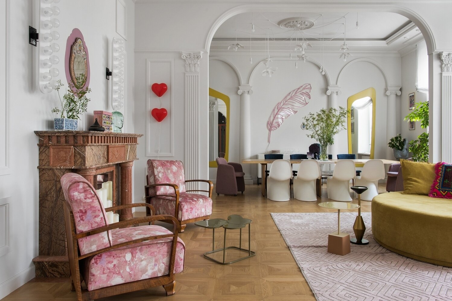 Люстра-паук в столовой сделана из переработанного картона, ее изготовила Ульяна Хохлова. Люстра-паук в столовой сделана из переработанного картона, ее изготовила Ульяна Хохлова.