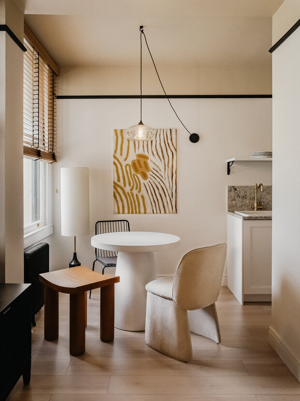 В процессе ремонта возникла сложность в размещении типового кухонного гарнитура ИКЕА — не хватало длины стены. «Так как объект расположен в Калифорнии, то, конечно, мы сразу стали перепроверять расчеты по переводу дюймов в миллиметры, но цифры так и не сходились. О том, что проект ведется удаленно, а размеры, на основании которых мы делали обмерный план, предоставлены заказчиками, мы вспомнили не сразу. Конечно, замеры были сняты неверно, но мы решили этот вопрос, скомбинировав иначе стандартные шкафы и нарастив несколько сантиметров на колонне», — рассказывают авторы проекта.