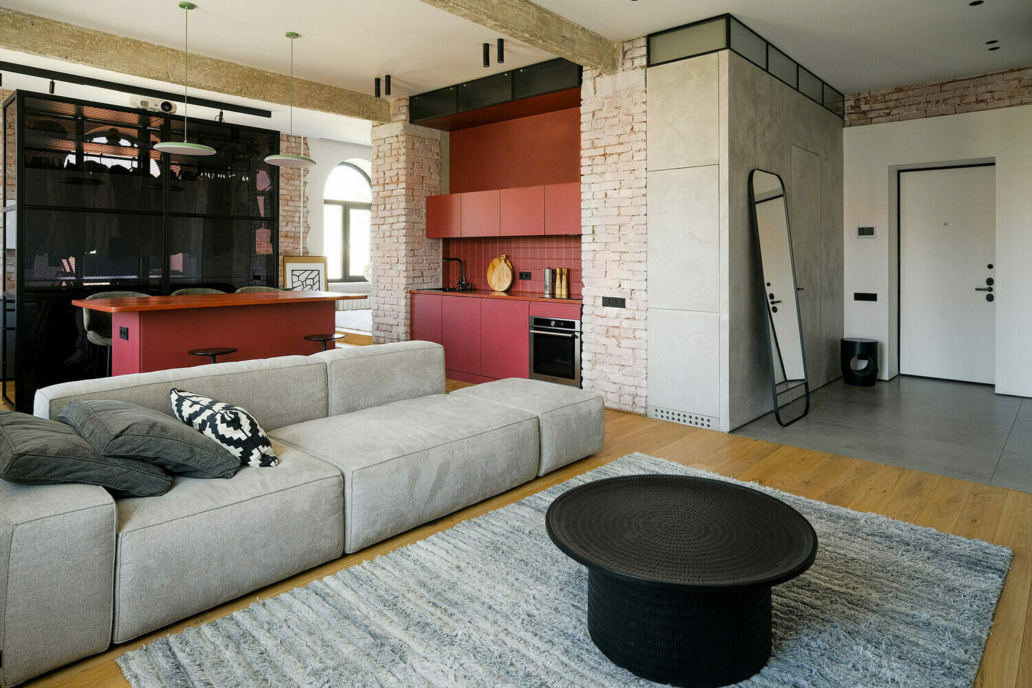 Декоративные фальшфрамуги с подсветкой, расположенные под потолком в прихожей, переходят в уже функциональные витринные шкафы над кухней. Декоративные фальшфрамуги с подсветкой, расположенные под потолком в прихожей, переходят в уже функциональные витринные шкафы над кухней.