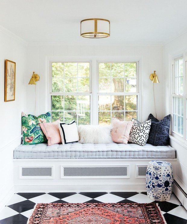 В первый раз дизайнер переоборудовала подоконник в спальное место на веранде — вышло очень уютно!