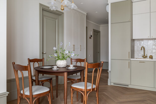 Фотография: Кухня и столовая в стиле Современный, Эклектика, Винтажный, Классический, Квартира, Проект дня, Москва, 3 комнаты, 60-90 метров, Наташа Седова – фото на INMYROOM