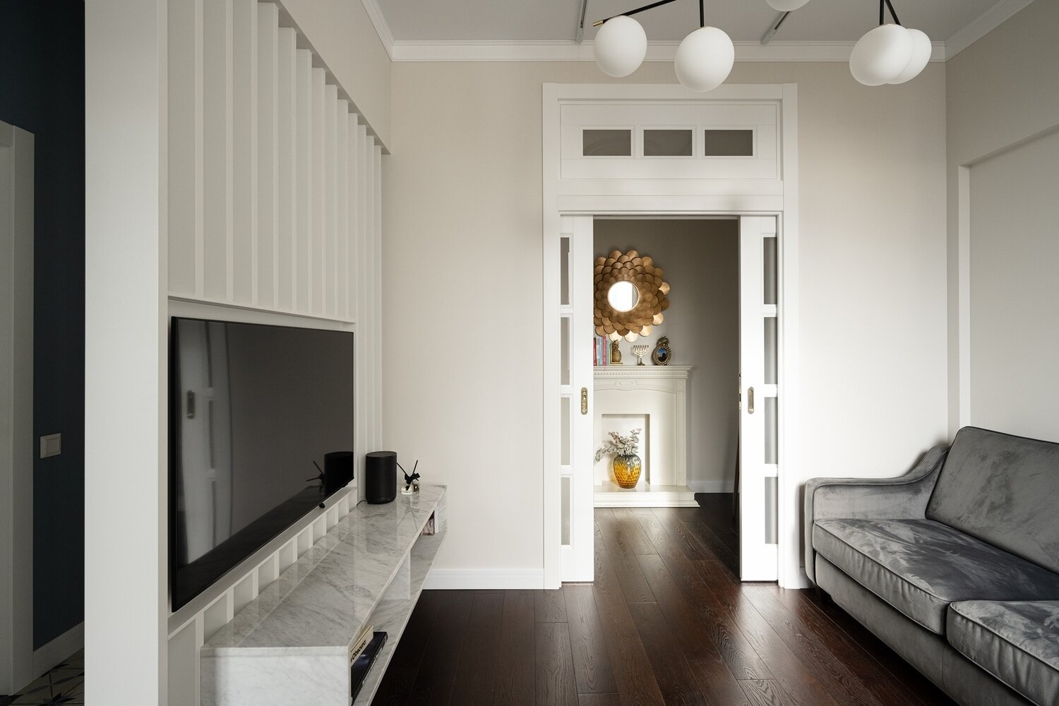 Фотография: Гостиная в стиле Классический, Современный, Минимализм, Квартира, Проект недели, Москва, Сталинка, 3 комнаты, 40-60 метров, UN Buro, Анастасия Потапова – фото на INMYROOM