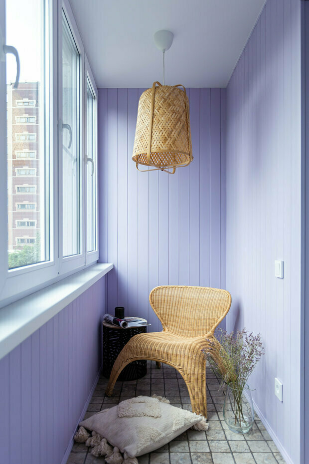 Интерьер балкона в скандинавском стиле с элементами эко