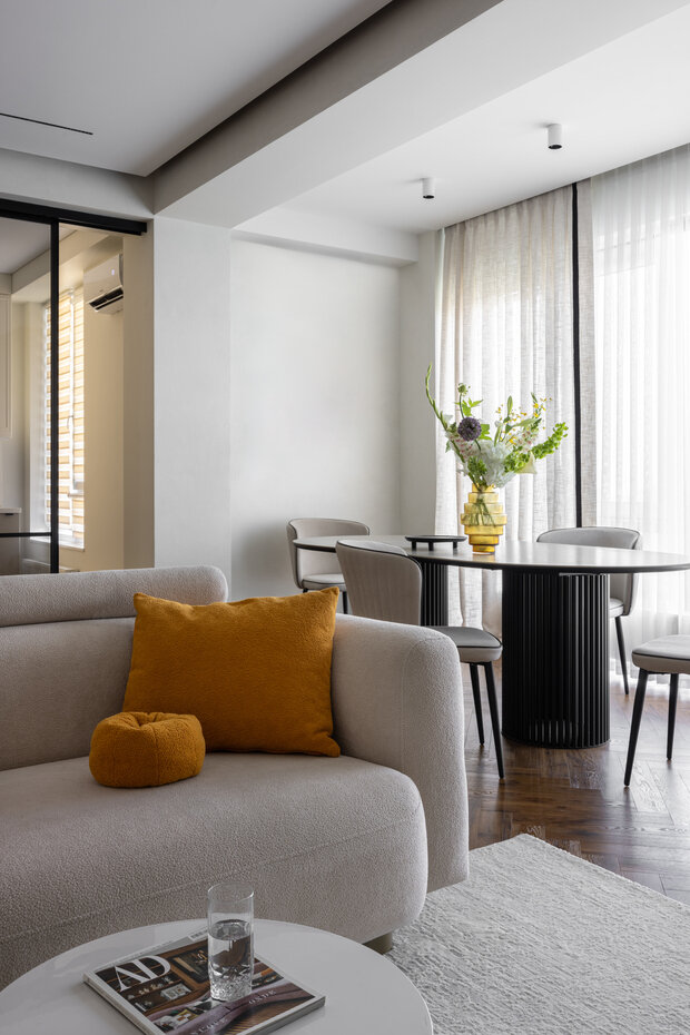 Фотография: Гостиная в стиле Современный, Квартира, Проект дня, Монолитный дом, 3 комнаты, Алматы, минимализм с элементами современного дизайна, Данара Байтурсынова – фото на INMYROOM