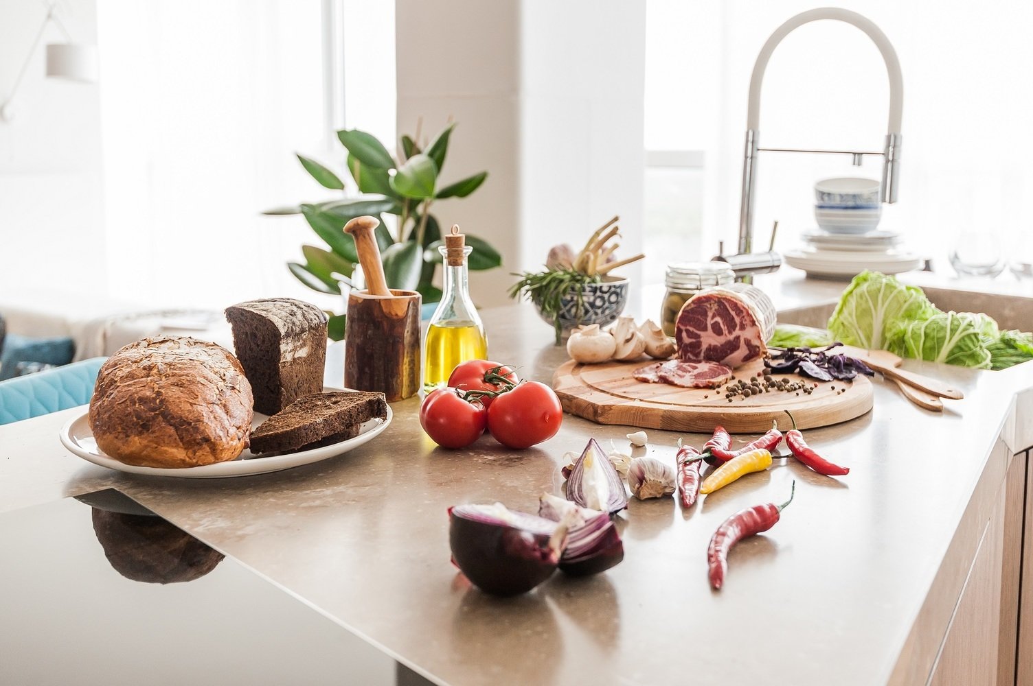 Фотография: Кухня и столовая в стиле Современный, Ванная, Гостиная, Спальня, Белый, Проект недели, Бежевый, Коричневый, Более 90 метров, ПРЕМИЯ INMYROOM – фото на INMYROOM Фотография: Кухня и столовая в стиле Современный, Ванная, Гостиная, Спальня, Белый, Проект недели, Бежевый, Коричневый, Более 90 метров, ПРЕМИЯ INMYROOM – фото на INMYROOM