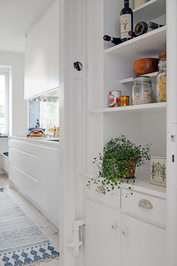 Фотография: Кухня и столовая в стиле Скандинавский, Современный, Декор интерьера, Квартира, Швеция, Цвет в интерьере, Дома и квартиры, Белый, Гетеборг – фото на INMYROOM