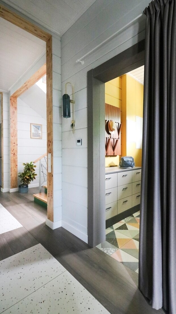 Фотография: Прихожая в стиле Скандинавский, Современный, Эклектика, Эко, Дом, Проект недели, Дом и дача, Московская область, Виктория Качуровская, Александра Бронникова, 4 и больше, Более 90 метров, Черноголовка, Twosides.pro, Дмитрий Шешунов – фото на INMYROOM