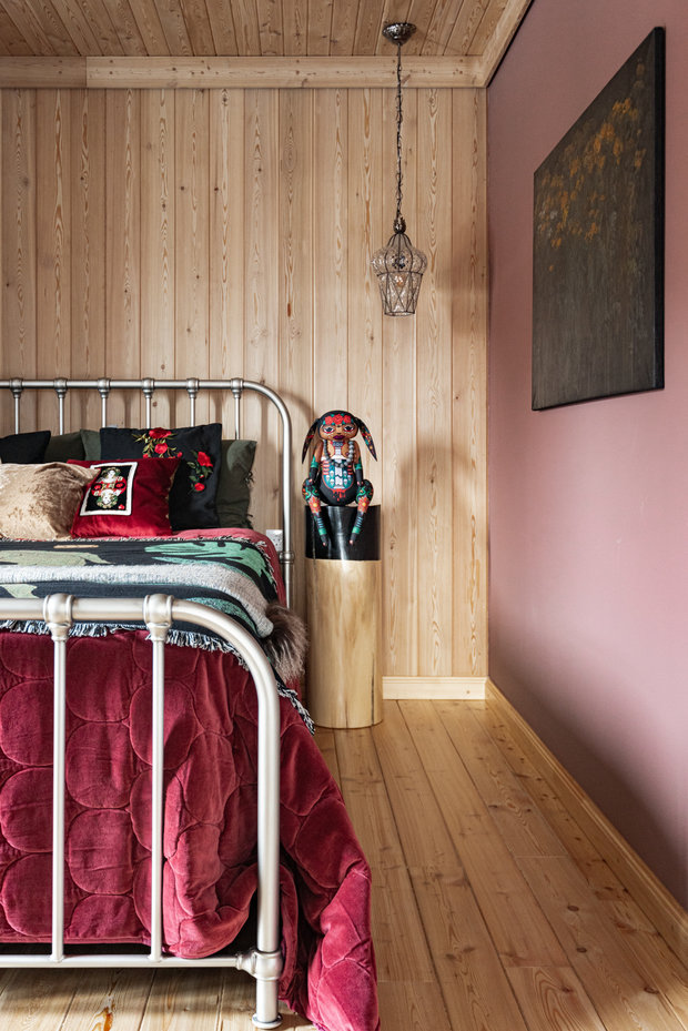 В этой комнате нашли свое место и картины хозяйки дома.