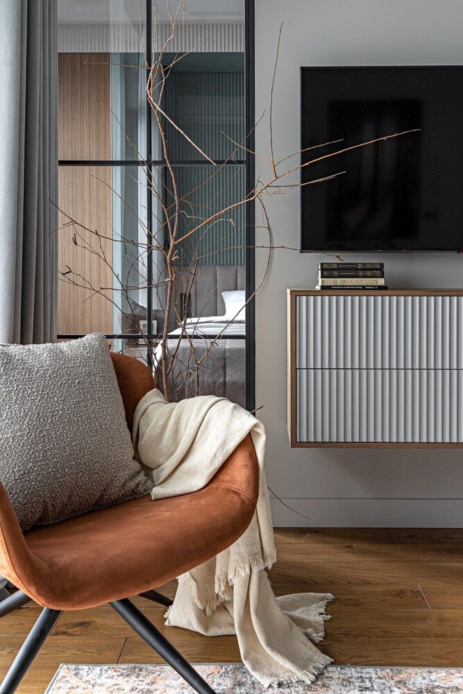 Подвесной комод под телевизором глубиной всего 30 см. Он выглядит очень легко, не занимает много места, при этом довольно вместительный. Подвесной комод под телевизором глубиной всего 30 см. Он выглядит очень легко, не занимает много места, при этом довольно вместительный.