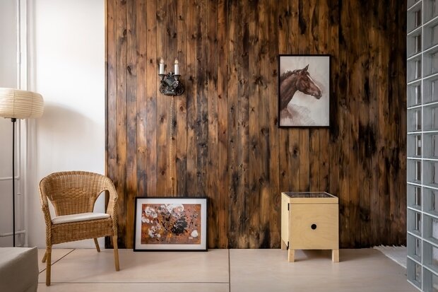 На стене эффектно смотрится картина с лошадью, при тонировке были использованы оттенки сепии, сангины, которыми была написана эта работа. 