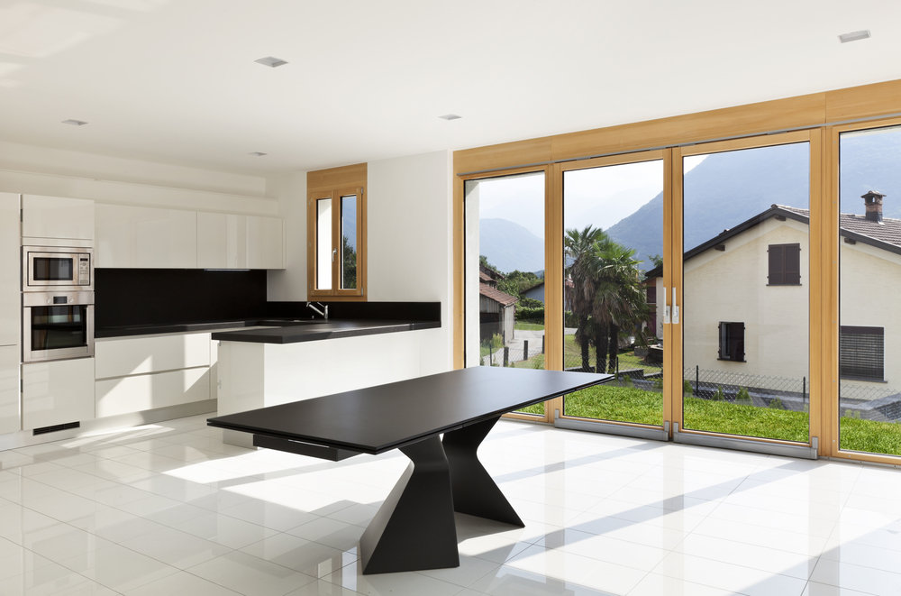 Фотография: Кухня и столовая в стиле Скандинавский, Современный, Прованс и Кантри, Декор интерьера, Интерьер комнат, Тема месяца, Большие окна, Кухонный остров – фото на INMYROOM