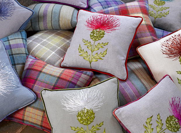 Фотография: Аксессуары в стиле Современный, Декор интерьера, Мебель и свет, Индустрия, Новости, Обои, Ткани, Подушки, Диван, Галерея Арбен, Принт, Вышивка – фото на INMYROOM