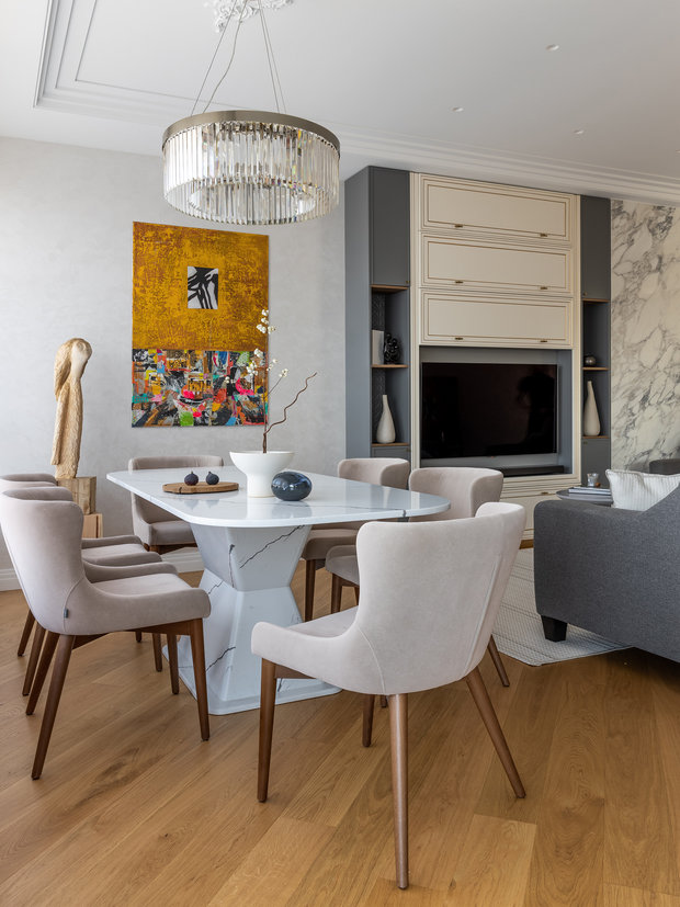 Самое интересное место — обеденная зона. Картина Радика Гарифуллина и скульптура Светы Першаниной «Девочка-птица» буквально притягивают. По словам дизайнеров, эти два предмета обладают очень сильной энергетикой.