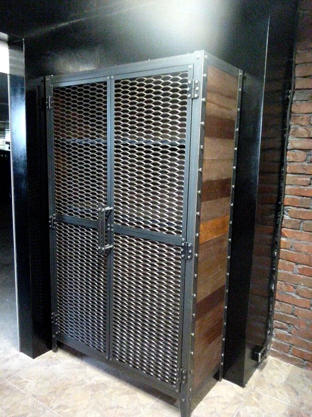 Интерьер гардеробной в стиле лофт с металлическими дверями