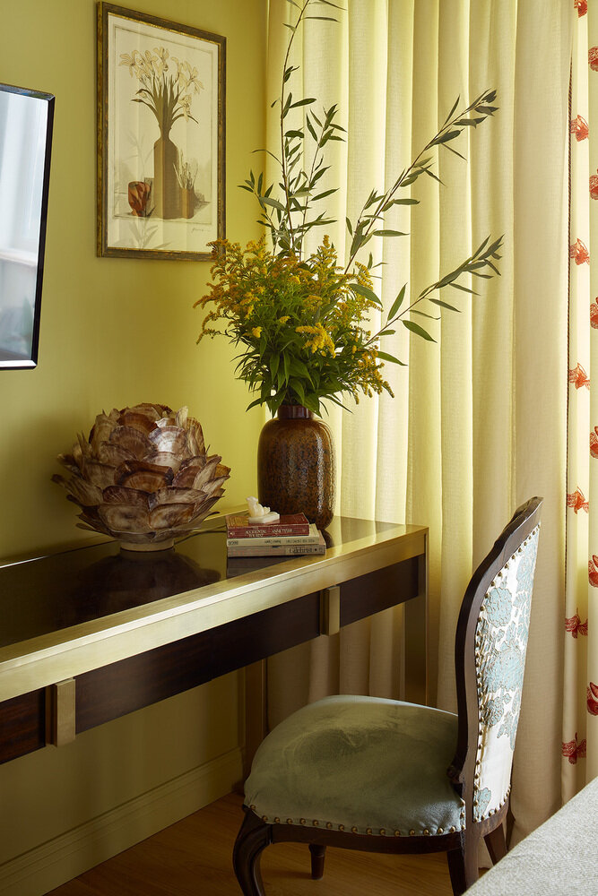 В спальне предусмотрели рабочий стол.