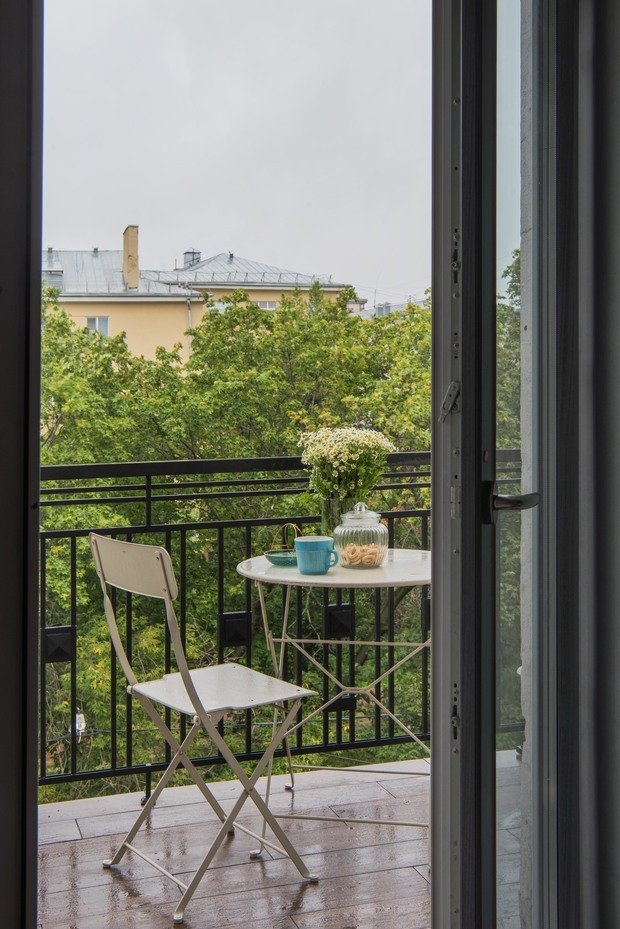 Из кухни можно выйти на французский балкончик, перила которого изготовили по эскизам дизайнера. 