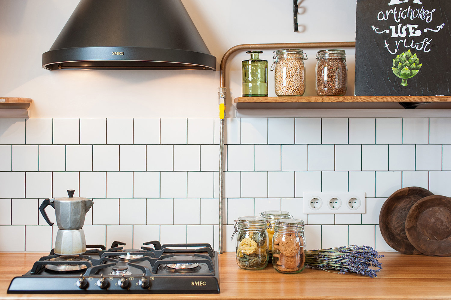 Фотография: Кухня и столовая в стиле Скандинавский, Советы, Гид, как оформить кухонный фартук, энциклопедия_отделка – фото на INMYROOM Фотография: Кухня и столовая в стиле Скандинавский, Советы, Гид, как оформить кухонный фартук, энциклопедия_отделка – фото на INMYROOM