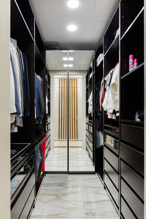 Фотография: Гардеробная в стиле Современный, Квартира, Проект дня, Москва, Ульяна Скапцова, 3 комнаты, Более 90 метров, US Interiors – фото на INMYROOM
