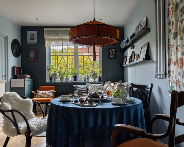 Интерьер кухни и столовой в стиле эклектика с элементами винтажа