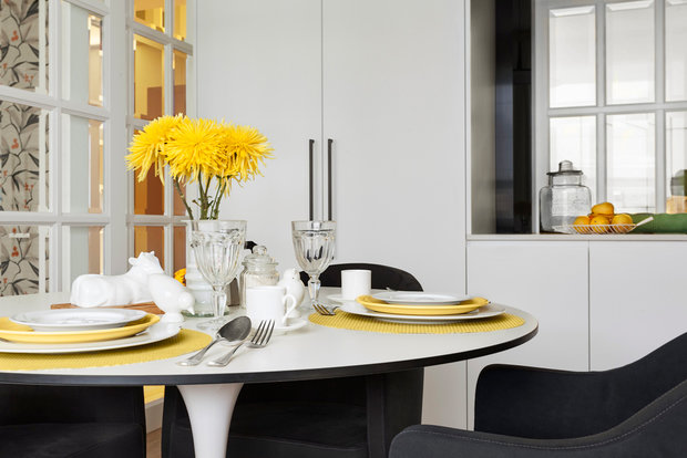 Фотография: Кухня и столовая в стиле Современный, Прованс и Кантри, Классический, Скандинавский, Эклектика, Квартира, Украина, Декор, Мебель и свет, Белый, Проект недели, Черный, Бежевый, Желтый, Коричневый, Киев, SLV, Эко, Vibia, Benjamin Moore, Ralph Lauren, Wheitzer Parkett, МЕТА, Acapulco, Foskarini, Blanko, Artemidе, SEDIT, Настя Антонюк, A-III – фото на INMYROOM
