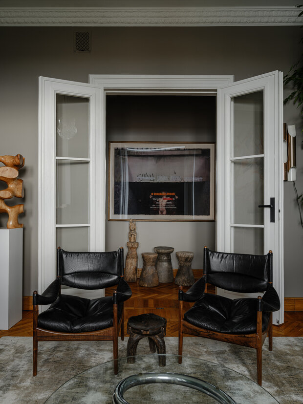 В коридоре акварель Димы Ребуса и артефакты из ЮАР и Бали.