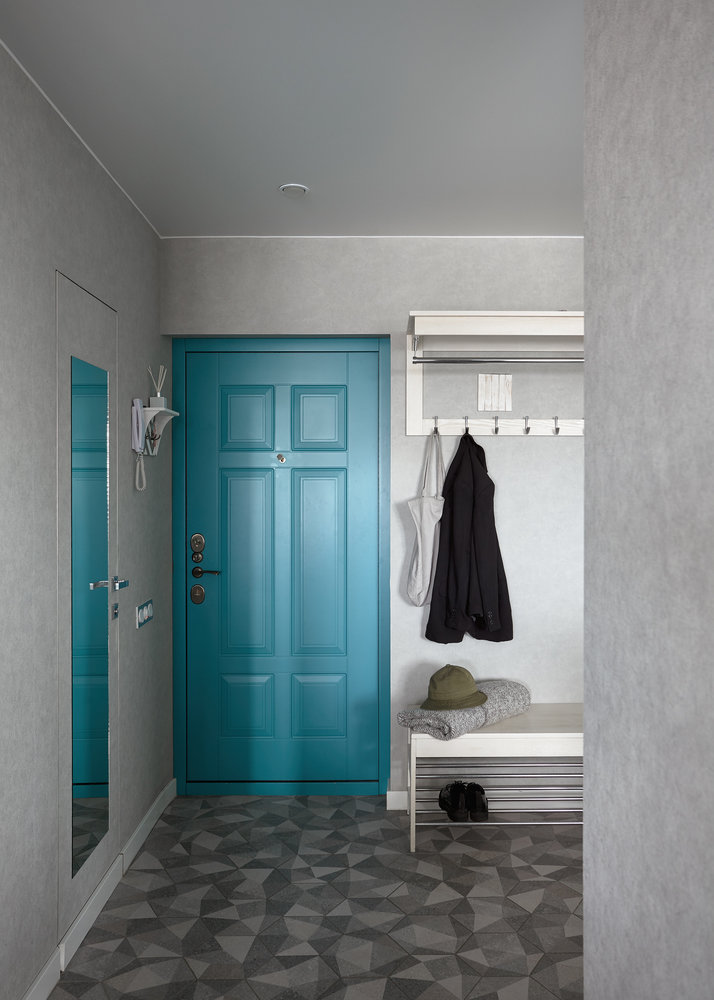 В коридоре организована гардеробная и есть шкаф, система была выполнена на заказ. Две левые створки прячут за собой шкаф для верхней одежды, а правые являются входом в гардеробную. В коридоре организована гардеробная и есть шкаф, система была выполнена на заказ. Две левые створки прячут за собой шкаф для верхней одежды, а правые являются входом в гардеробную.