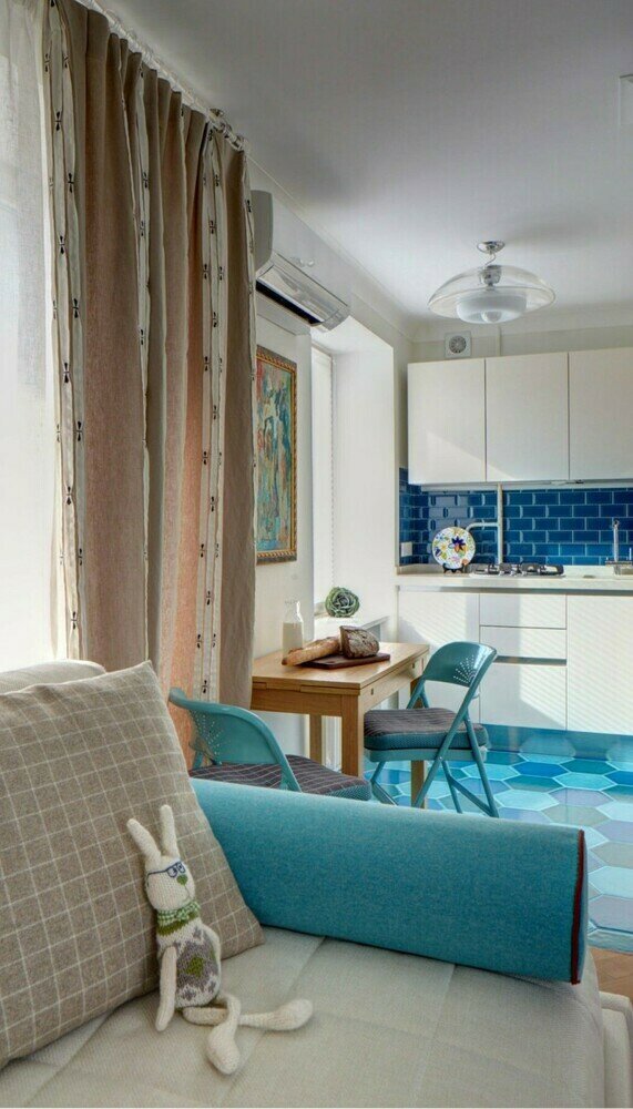 В кухне отказались от штор и повесили простые шторы-плиссе. А в жилой зоне окна украсили красивыми шторами. В кухне отказались от штор и повесили простые шторы-плиссе. А в жилой зоне окна украсили красивыми шторами.