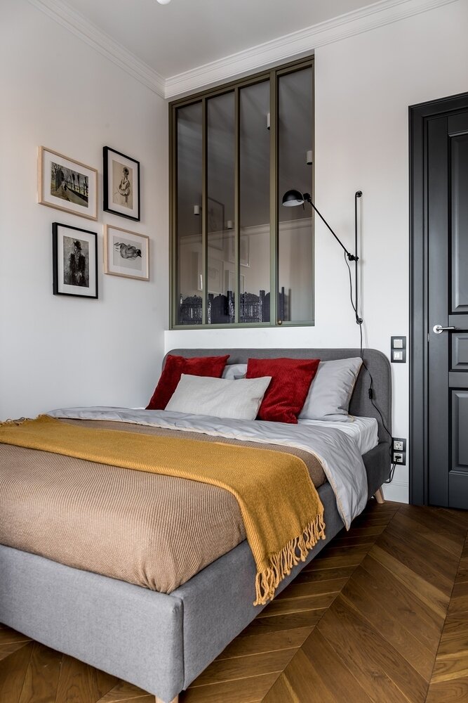 Спальня получилась компактная, но очень удобная и светлая — здесь целых два окна. Спальня получилась компактная, но очень удобная и светлая — здесь целых два окна.