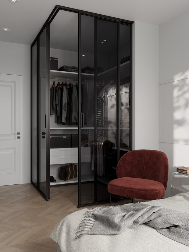 Наличие небольшой кладовой в этой квартире — особая гордость дизайнеров. Работать с планировкой в старом фонде гораздо сложнее, чем в новом, потому что изначальное «дано», как правило, гораздо более замысловатое. Также появилась гардеробная за стеклом в спальне. Все выполнено на заказ.