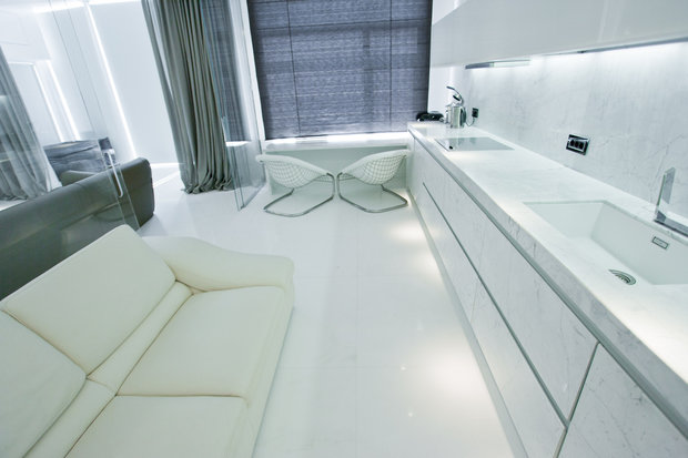 Фотография: Кухня и столовая в стиле Современный, Хай-тек, Интерьер комнат, Цвет в интерьере, Белый – фото на INMYROOM