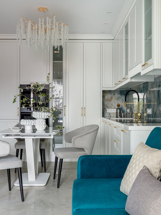 Кухонный гарнитур — угловой с необходимой встроенной техникой.