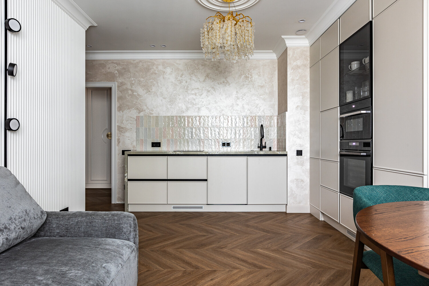 Фотография: Кухня и столовая в стиле Классический, Современный, Квартира, Проект недели, 3 комнаты, 60-90 метров – фото на INMYROOM Фотография: Кухня и столовая в стиле Классический, Современный, Квартира, Проект недели, 3 комнаты, 60-90 метров – фото на INMYROOM