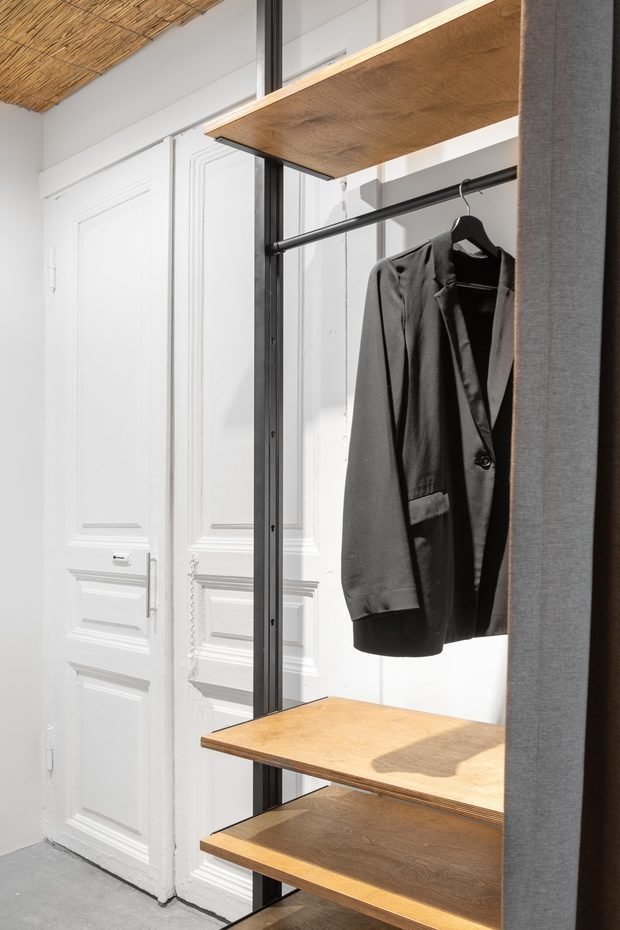 Дверь оставили без реставрации и только покрасили.