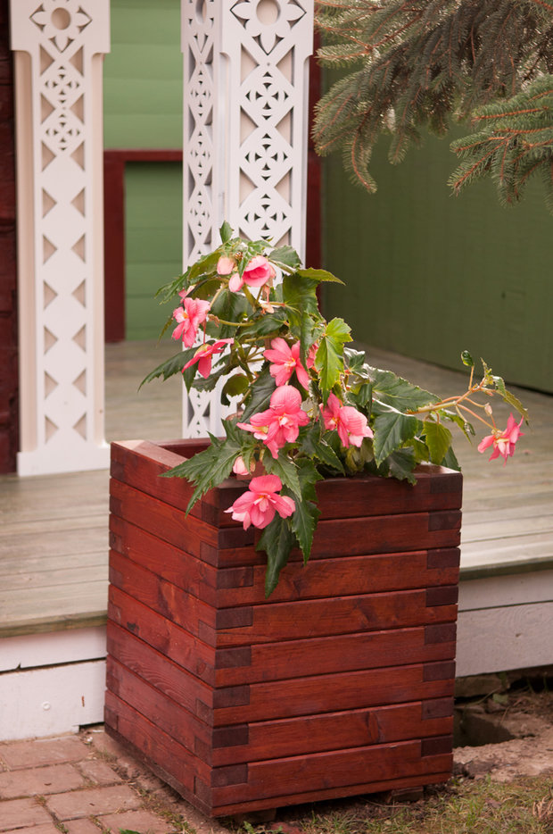 Фотография: Терраса в стиле Прованс и Кантри, Россия, Ландшафт, Декор, Мебель и свет, Белый, Дача, Красный, Зеленый, Бежевый, Коричневый, Эко, Подмосковье, Дом и дача, Фазенда, Трехгорная мануфактура, АртГородец, Можайский лесопильный деревообрабатывающий комбинат, Александр Жданов, Светлана Васильева, деревянный фасад в русском стиле, баня пряничный домик, деревянная кровля, резьба по дереву, городецкая резьба, городецкая роспись, астраханский стиль – фото на INMYROOM