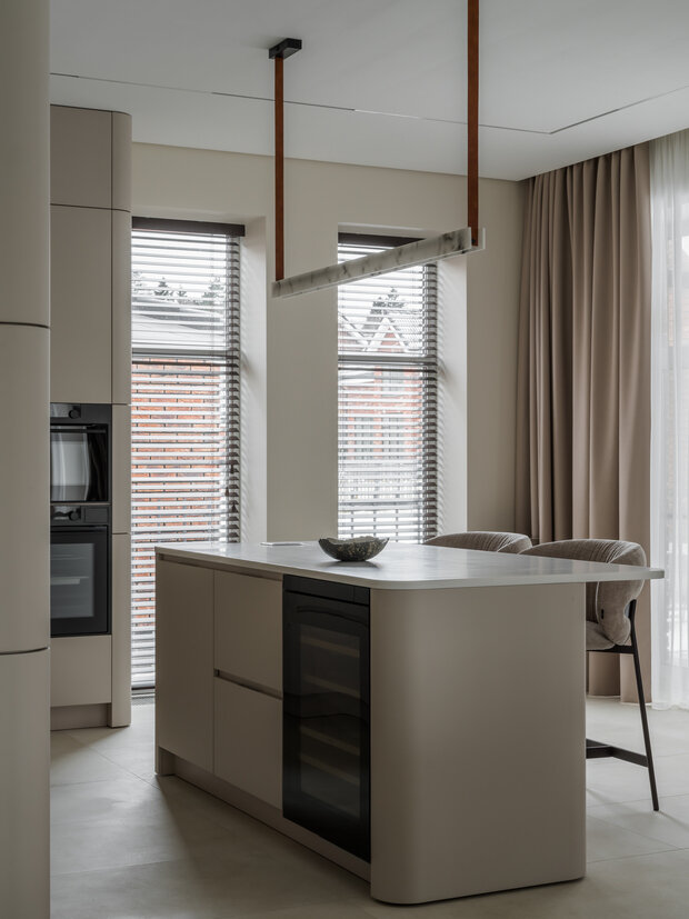 Фотография: Кухня и столовая в стиле Современный, Дом, Проект дня, Дом и дача, Московская область, 4 и больше, Более 90 метров, минимализм с элементами современного дизайна, Ксения Котельникова – фото на INMYROOM