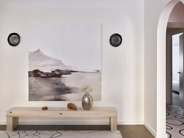 Декоративные тарелки заказаны у мастера-керамиста Милы Архиповой.