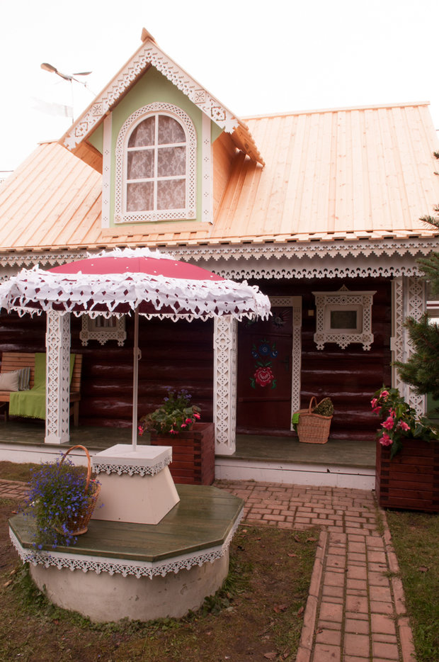 Фотография: Терраса в стиле Прованс и Кантри, Россия, Ландшафт, Декор, Мебель и свет, Белый, Дача, Красный, Зеленый, Бежевый, Коричневый, Эко, Подмосковье, Дом и дача, Фазенда, Трехгорная мануфактура, АртГородец, Можайский лесопильный деревообрабатывающий комбинат, Александр Жданов, Светлана Васильева, деревянный фасад в русском стиле, баня пряничный домик, деревянная кровля, резьба по дереву, городецкая резьба, городецкая роспись, астраханский стиль – фото на INMYROOM