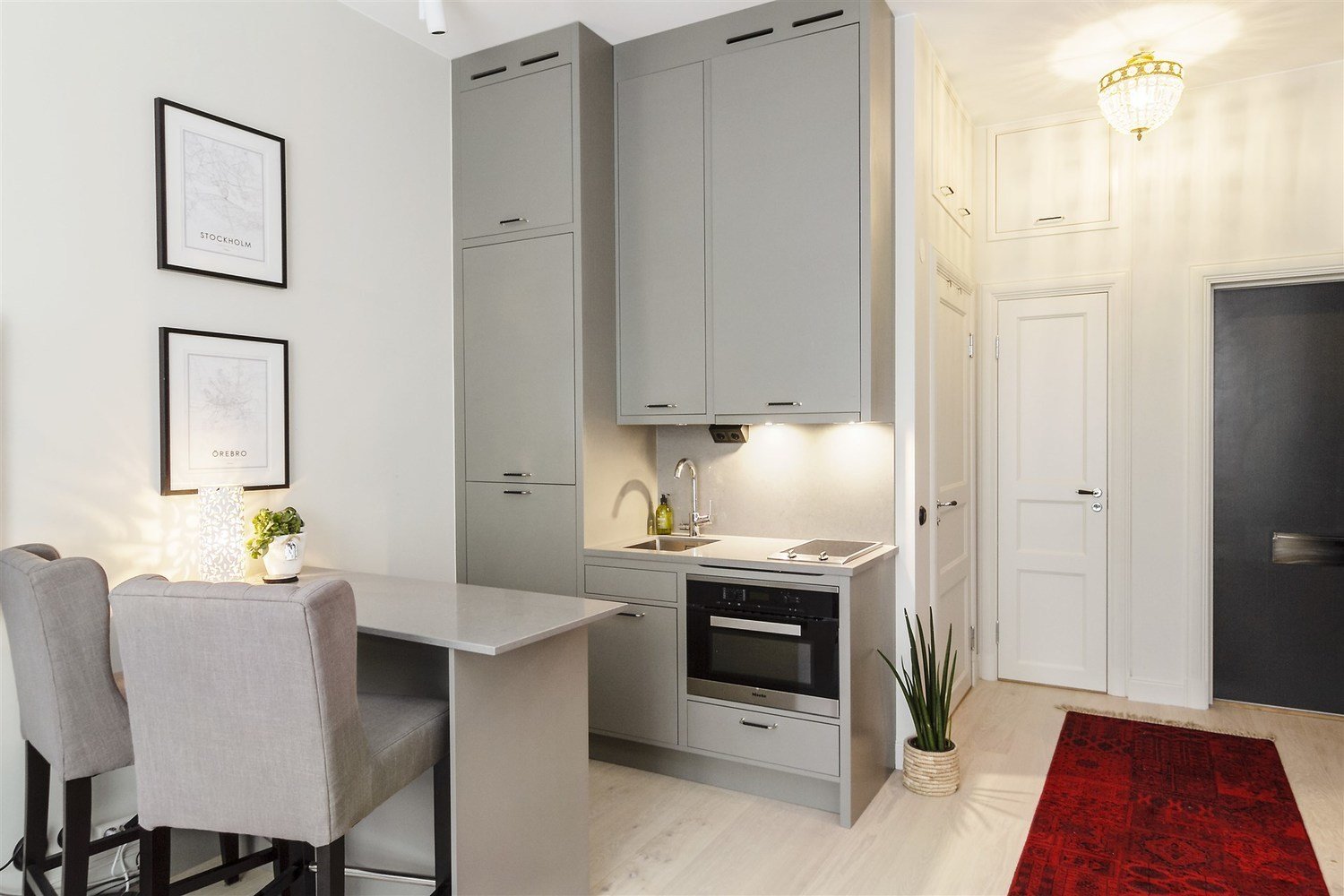 Фотография: Кухня и столовая в стиле Скандинавский, Эклектика, Декор интерьера, Малогабаритная квартира, Квартира, Студия, Швеция, Стокгольм, Серый, до 40 метров – фото на INMYROOM Фотография: Кухня и столовая в стиле Скандинавский, Эклектика, Декор интерьера, Малогабаритная квартира, Квартира, Студия, Швеция, Стокгольм, Серый, до 40 метров – фото на INMYROOM