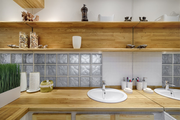 Зеркала и стеклоблоки делают пространство намного больше, чем оно есть на самом деле.