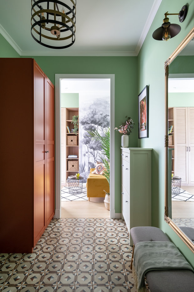 В зоне прихожей плитка с рисунком на полу, стены покрашены краской. Шкаф ПАКС ИКЕА перекрасили в нужный оттенок. 