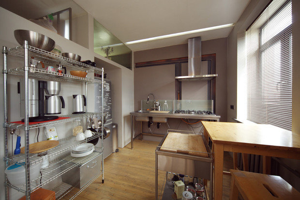 Фотография: Кухня и столовая в стиле Лофт, Малогабаритная квартира, Квартира, Цвет в интерьере, Дома и квартиры, Перепланировка, Серый, Пол, Подиум – фото на INMYROOM