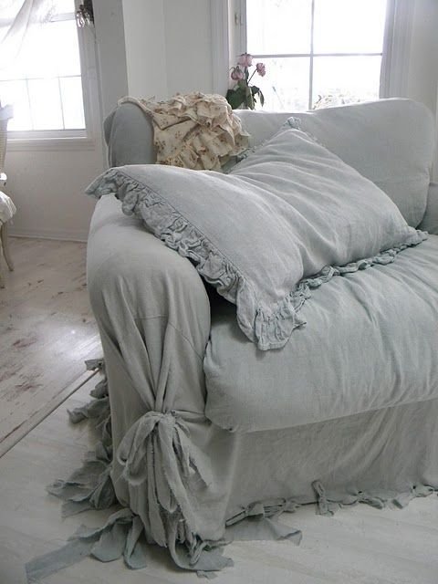 Фотография: Мебель и свет в стиле Скандинавский, Гостиная, Интерьер комнат, Диван, Потолок – фото на INMYROOM