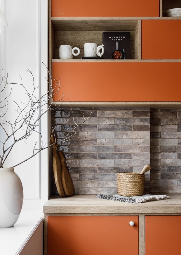 Фотография: Кухня и столовая в стиле Современный, Эклектика, Малогабаритная квартира, Квартира, Проект недели, Москва, Хрущевка, 2 комнаты, 40-60 метров, Мария Гульбекян, Анастасия Гурова – фото на INMYROOM