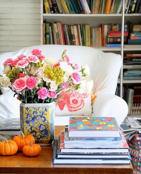 Фотография: Гостиная в стиле Прованс и Кантри, Декор интерьера, Аксессуары, Декор, Декор дома, Цветы, Журнальный столик – фото на INMYROOM