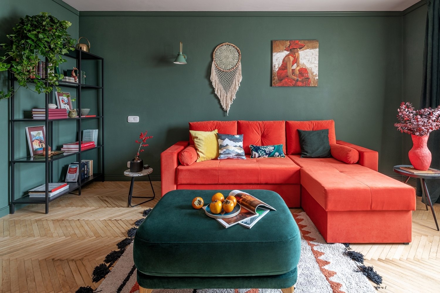 Однотонные стены стали отличным фоном для декора. Например, ловец снов заказчица привезла из Мексики. Однотонные стены стали отличным фоном для декора. Например, ловец снов заказчица привезла из Мексики.